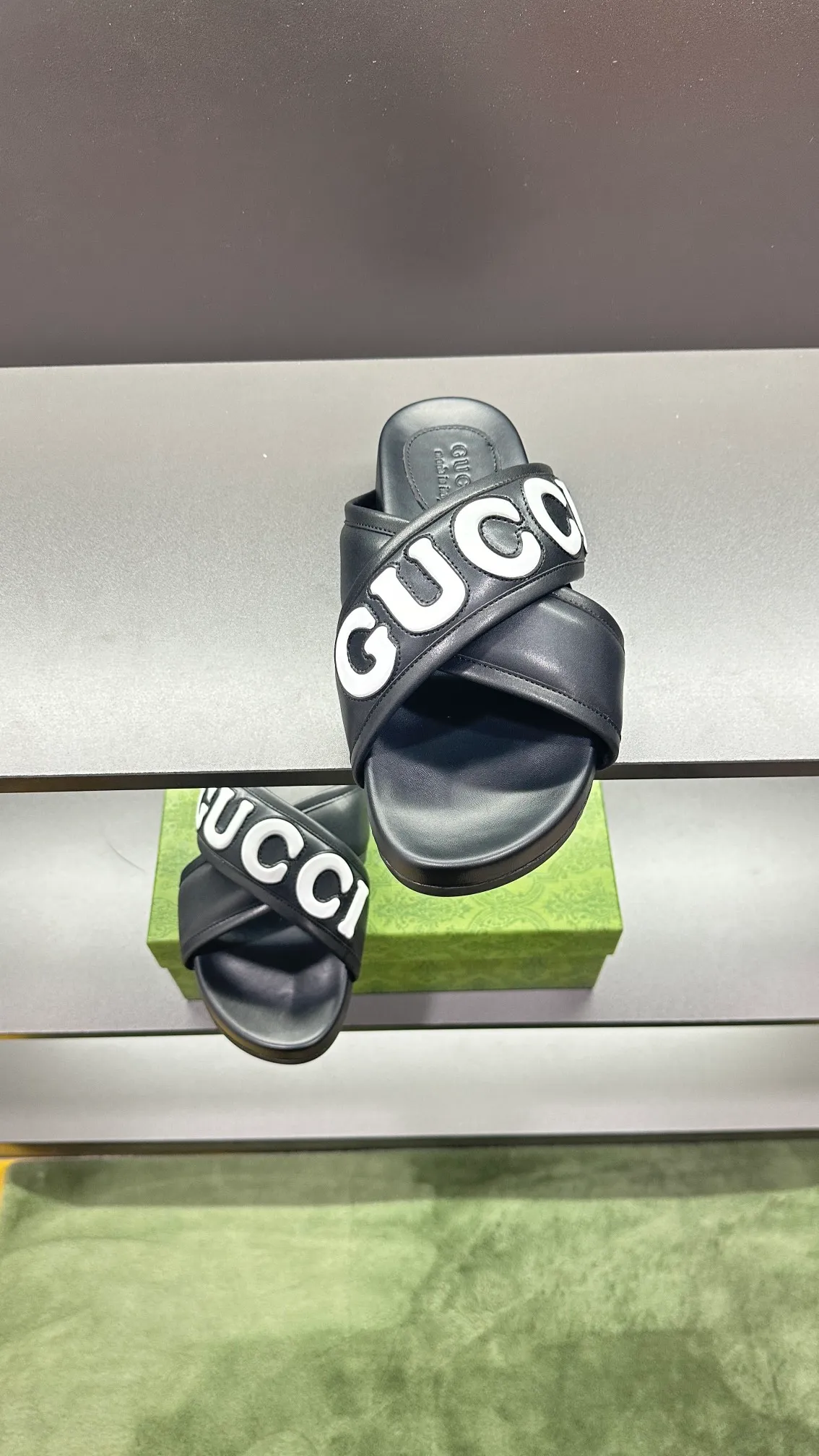 [G Family Couple Style] P: 320💰Female size 36~40 Men's size 39~45, (46. Custom-made GG slippers for men and women. This slipper is made of GG polyester fiber and is decorated with a Gucci label on the front, which adds a striking logo feel to the style. Beige GG recycled polyester fiber, same size for men and women, leather trim